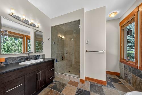 2557 Ledgerock Ridge, Invermere, BC - Indoor Photo Showing Bathroom
