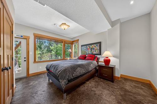 2557 Ledgerock Ridge, Invermere, BC - Indoor Photo Showing Bedroom
