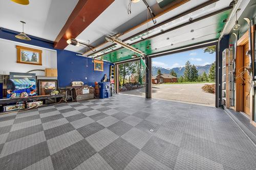 2557 Ledgerock Ridge, Invermere, BC - Indoor Photo Showing Garage