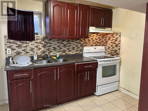 3341 Morning Star Drive, Mississauga, ON - Indoor Photo Showing Kitchen With Double Sink