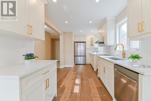 4 Lawnview Court, Brampton, ON - Indoor Photo Showing Kitchen With Upgraded Kitchen