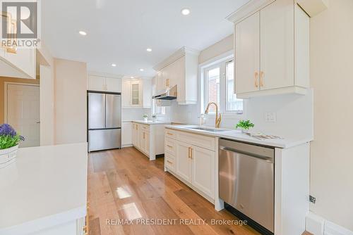 4 Lawnview Court, Brampton, ON - Indoor Photo Showing Kitchen With Upgraded Kitchen