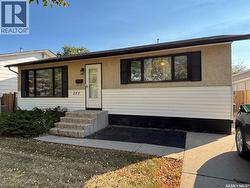 253 Lloyd CRESCENT  Saskatoon, SK S7L 4Y9