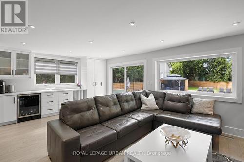 182 Parkview Hill Crescent, Toronto, ON - Indoor Photo Showing Living Room
