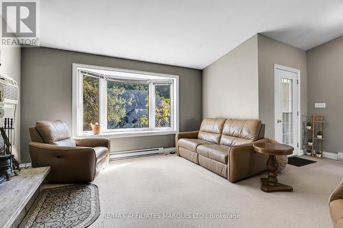 7788 County 21 Road, Augusta, ON - Indoor Photo Showing Living Room