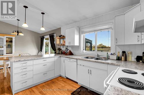 7788 County 21 Road, Augusta, ON - Indoor Photo Showing Kitchen With Double Sink