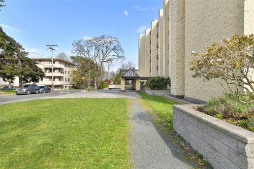 611-1745 Leighton Rd, Victoria, BC - Outdoor With Facade