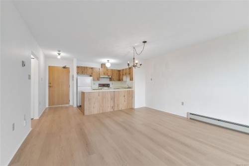 611-1745 Leighton Rd, Victoria, BC - Indoor Photo Showing Kitchen