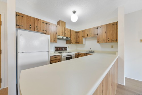 611-1745 Leighton Rd, Victoria, BC - Indoor Photo Showing Kitchen