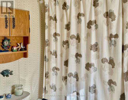 9 Maple Drive, Greater Napanee (Greater Napanee), ON - Indoor Photo Showing Bathroom