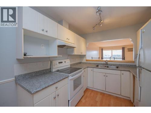 4800 Heritage Drive Unit# 15, Vernon, BC - Indoor Photo Showing Kitchen With Double Sink