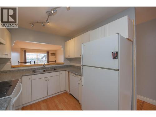 4800 Heritage Drive Unit# 15, Vernon, BC - Indoor Photo Showing Kitchen With Double Sink