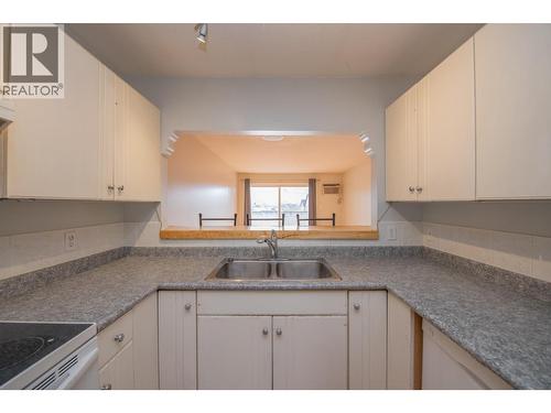 4800 Heritage Drive Unit# 15, Vernon, BC - Indoor Photo Showing Kitchen With Double Sink