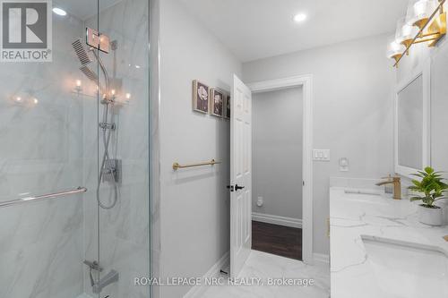 Tile shower with glass doors - 37 West Farmington Drive, St. Catharines (Grapeview), ON - Indoor Photo Showing Bathroom