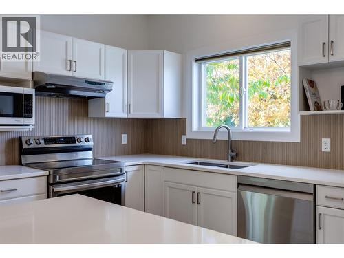 388 Mccarren Avenue, Kelowna, BC - Indoor Photo Showing Kitchen With Double Sink