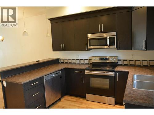 2860 Valleyview Drive Unit# 25, Kamloops, BC - Indoor Photo Showing Kitchen With Double Sink