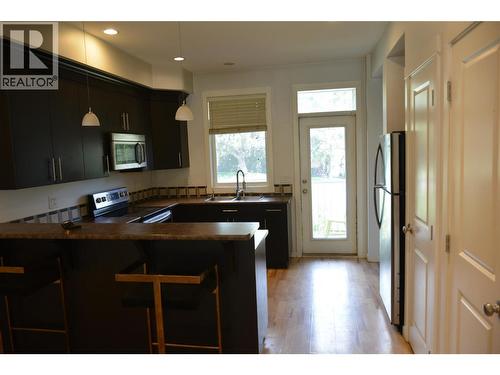 2860 Valleyview Drive Unit# 25, Kamloops, BC - Indoor Photo Showing Kitchen With Double Sink