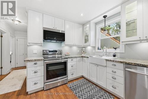 415 Henderson Road, Burlington, ON - Indoor Photo Showing Kitchen With Upgraded Kitchen