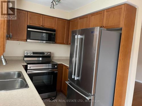 52 Coleridge Drive, Newmarket, ON - Indoor Photo Showing Kitchen With Double Sink
