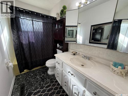 216 Ash Drive, Weyburn, SK - Indoor Photo Showing Bathroom