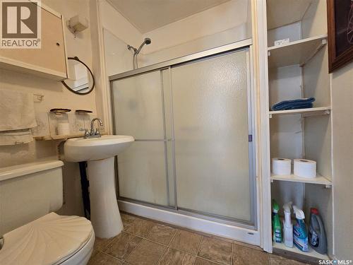 124 10Th Street, Weyburn, SK - Indoor Photo Showing Bathroom