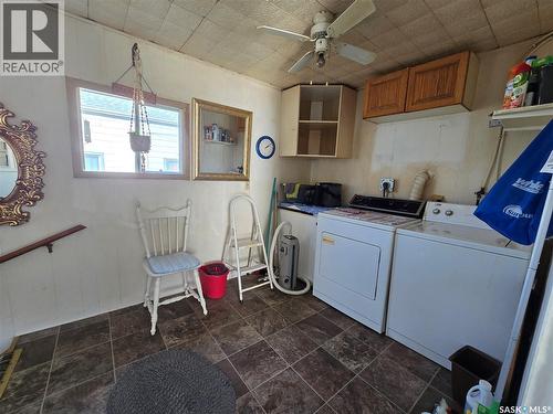 124 10Th Street, Weyburn, SK - Indoor Photo Showing Laundry Room