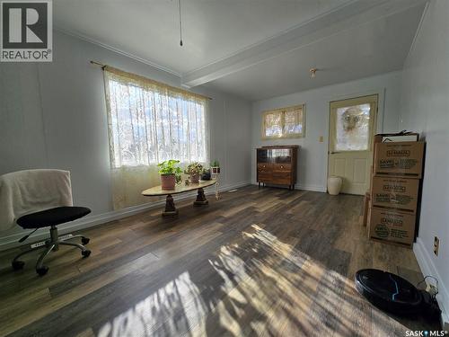 124 10Th Street, Weyburn, SK - Indoor Photo Showing Living Room