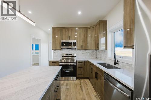 438 Stromberg Crescent, Saskatoon, SK - Indoor Photo Showing Kitchen With Double Sink With Upgraded Kitchen