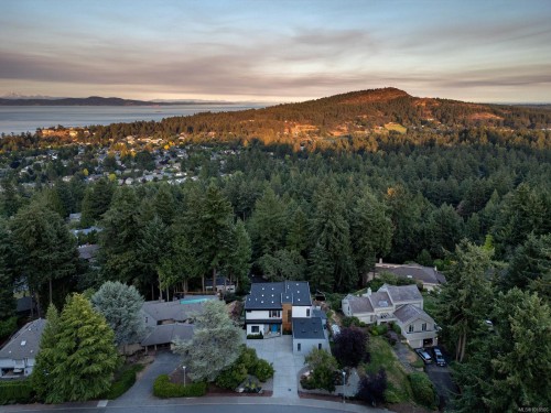 4673 Boulderwood Dr, Saanich, BC 