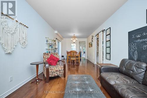 690 Brian Street, Fort Erie (Crescent Park), ON - Indoor Photo Showing Living Room