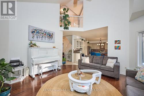 690 Brian Street, Fort Erie (Crescent Park), ON - Indoor Photo Showing Living Room