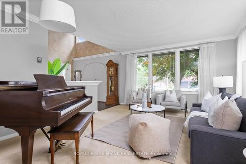 848 Swiss Heights, Oshawa (Pinecrest), ON - Indoor Photo Showing Living Room