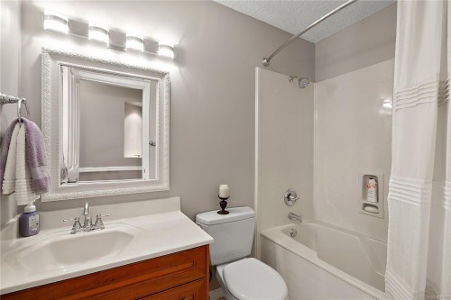 2250 Tryon Rd, North Saanich, BC 