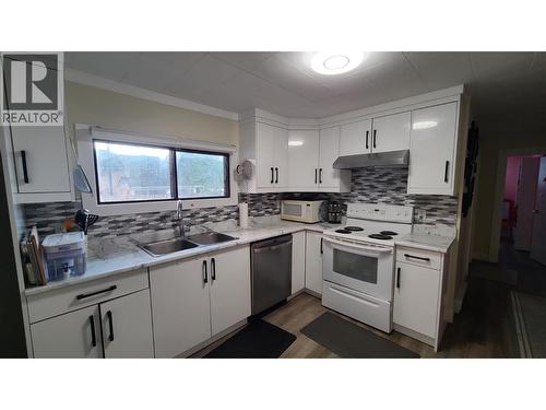 6488 Wolfcub Place, Oliver, BC - Indoor Photo Showing Kitchen With Double Sink