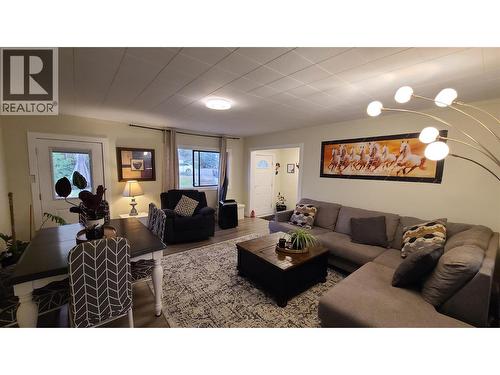 6488 Wolfcub Place, Oliver, BC - Indoor Photo Showing Living Room
