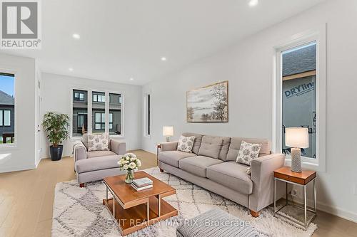 937 Cologne Street, Russell, ON - Indoor Photo Showing Living Room
