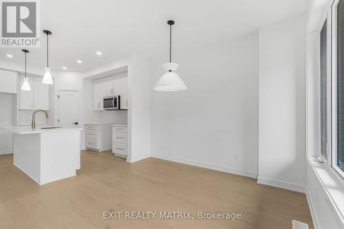 937 Cologne Street, Russell, ON - Indoor Photo Showing Kitchen With Upgraded Kitchen