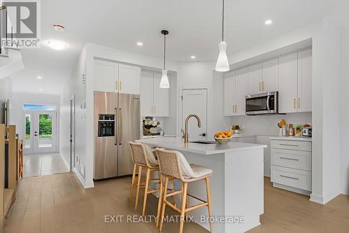 937 Cologne Street, Russell, ON - Indoor Photo Showing Kitchen With Upgraded Kitchen