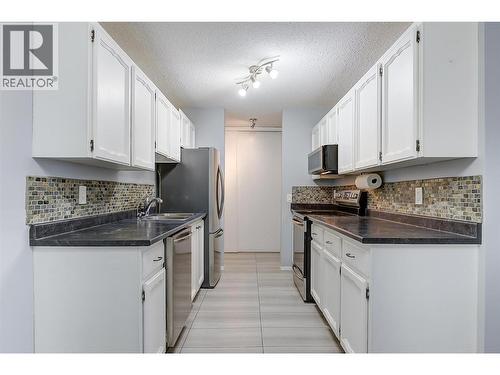 555 Rowcliffe Avenue Unit# 202, Kelowna, BC - Indoor Photo Showing Kitchen