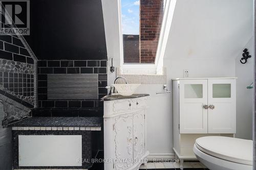 125 Grant Avenue, Hamilton, ON - Indoor Photo Showing Bathroom