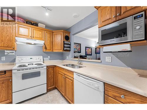 980 Glenwood Avenue Unit# 309, Kelowna, BC - Indoor Photo Showing Kitchen With Double Sink