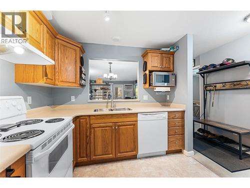 980 Glenwood Avenue Unit# 309, Kelowna, BC - Indoor Photo Showing Kitchen With Double Sink