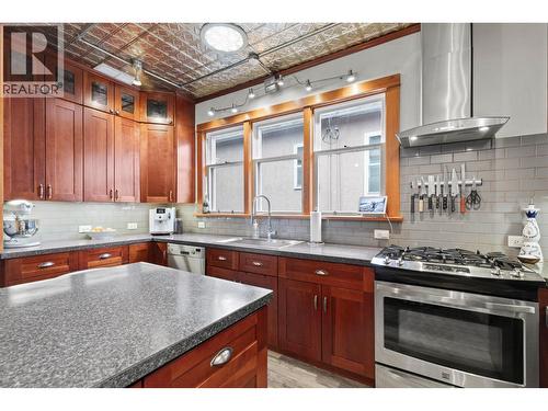 784 Lawrence Avenue, Kelowna, BC - Indoor Photo Showing Kitchen