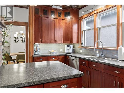 784 Lawrence Avenue, Kelowna, BC - Indoor Photo Showing Kitchen