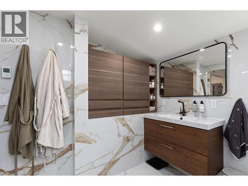 784 Lawrence Avenue, Kelowna, BC - Indoor