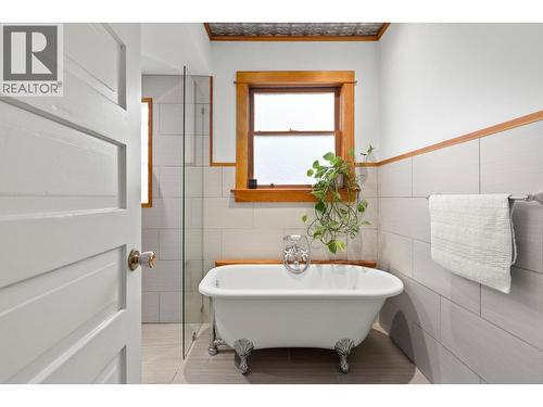 784 Lawrence Avenue, Kelowna, BC - Indoor Photo Showing Bathroom