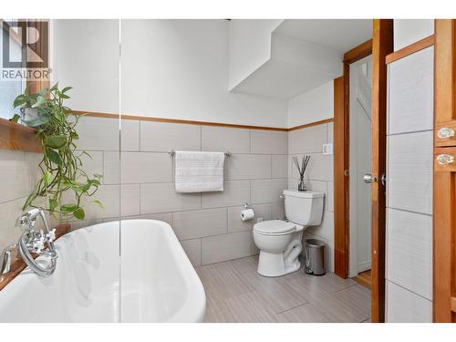 784 Lawrence Avenue, Kelowna, BC - Indoor Photo Showing Bathroom