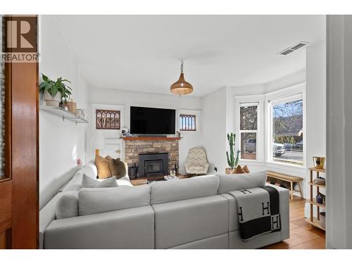 784 Lawrence Avenue, Kelowna, BC - Indoor Photo Showing Living Room With Fireplace