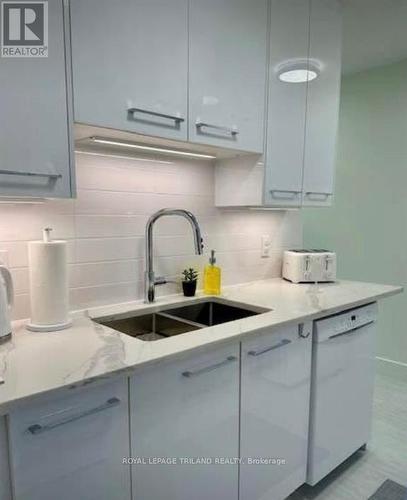 1204 - 1103 Jalna Boulevard, London South (South X), ON - Indoor Photo Showing Kitchen With Double Sink