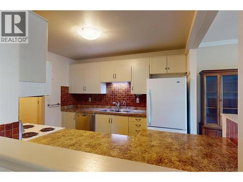 1075 Bernard Avenue Unit# 114, Kelowna, BC - Indoor Photo Showing Kitchen With Double Sink
